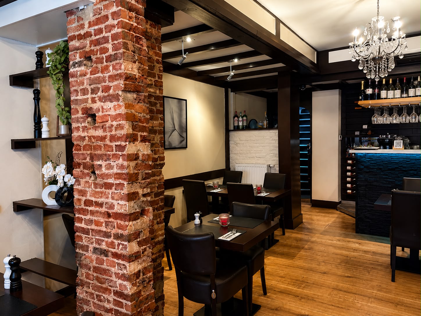 Interieur met historische bakstenen muur