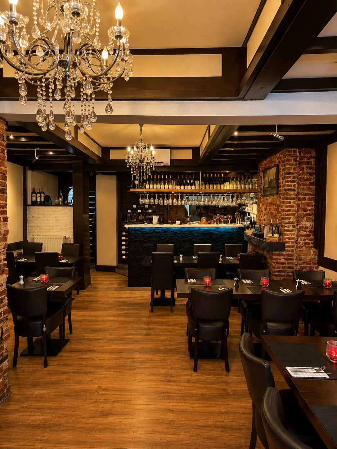 Restaurantzaal met kroonluchters en zicht op de bar