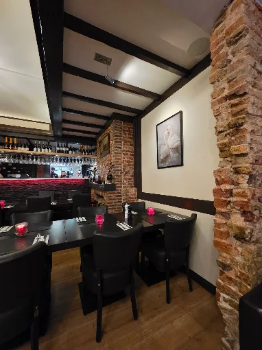 Authentieke bakstenen in het restaurant