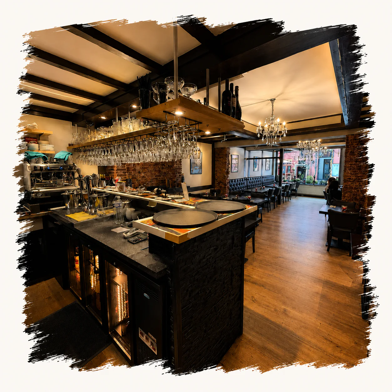 Warme sfeer rond de bar van Salt & Pepper